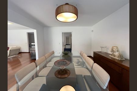 Casa à venda com 539m², 5 quartos e 6 vagas Casa à venda com 539m², 5 quartos e 6 vagasSala de Jantar