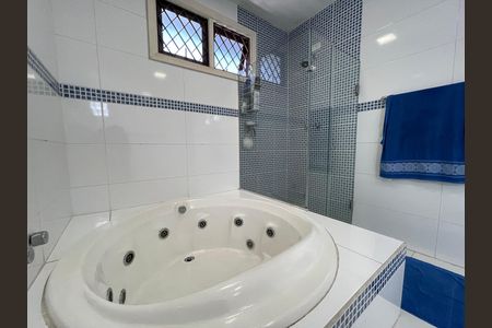Casa à venda com 539m², 5 quartos e 6 vagas Casa à venda com 539m², 5 quartos e 6 vagasBanheiro 3