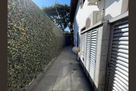 Casa à venda com 539m², 5 quartos e 6 vagas Casa à venda com 539m², 5 quartos e 6 vagasCorredor externo
