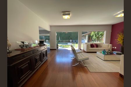 Casa à venda com 539m², 5 quartos e 6 vagas Casa à venda com 539m², 5 quartos e 6 vagasSala de estar