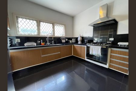 Casa à venda com 539m², 5 quartos e 6 vagas Casa à venda com 539m², 5 quartos e 6 vagasCozinha