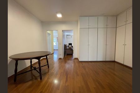 Casa à venda com 539m², 5 quartos e 6 vagas Casa à venda com 539m², 5 quartos e 6 vagasHall Quartos