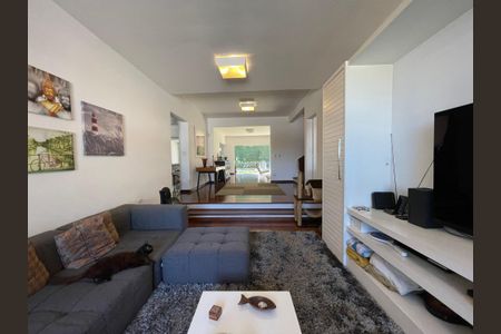 Casa à venda com 539m², 5 quartos e 6 vagas Casa à venda com 539m², 5 quartos e 6 vagasSala de TV