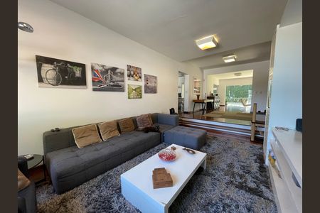 Casa à venda com 539m², 5 quartos e 6 vagas Casa à venda com 539m², 5 quartos e 6 vagasSala de TV