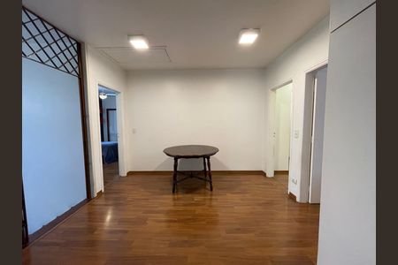 Casa à venda com 539m², 5 quartos e 6 vagas Casa à venda com 539m², 5 quartos e 6 vagasHall Quartos