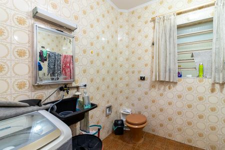 Casa para alugar com 300m², 6 quartos e 2 vagasCasa 3 - Banheiro e Área de Serviço