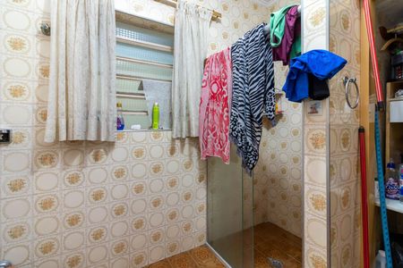 Casa para alugar com 300m², 6 quartos e 2 vagasCasa 3 - Banheiro e Área de Serviço