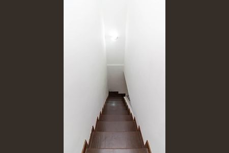 Casa 1 - Escada de casa para alugar com 6 quartos, 300m² em Jardim Primavera, São Paulo