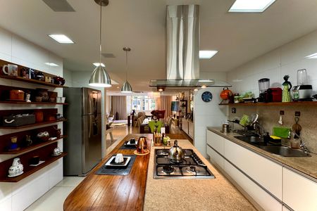 Apartamento para alugar com 214m², 5 quartos e 1 vaga