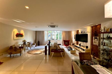 Apartamento para alugar com 214m², 5 quartos e 1 vaga