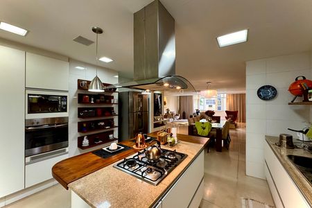 Apartamento para alugar com 214m², 5 quartos e 1 vaga