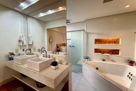 Apartamento para alugar com 214m², 5 quartos e 1 vaga
