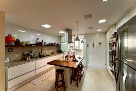 Apartamento para alugar com 214m², 5 quartos e 1 vaga