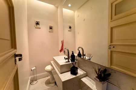 Apartamento para alugar com 214m², 5 quartos e 1 vaga