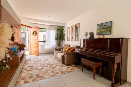 Casa à venda com 129m², 3 quartos e 2 vagasSala