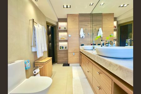 Apartamento à venda com 360m², 5 quartos e 4 vagasBanheiro da Suíte 1