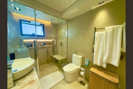 Apartamento à venda com 360m², 5 quartos e 4 vagasBanheiro da Suíte 1