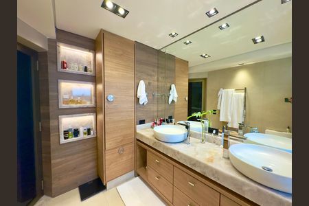 Apartamento à venda com 360m², 5 quartos e 4 vagasBanheiro da Suíte 1