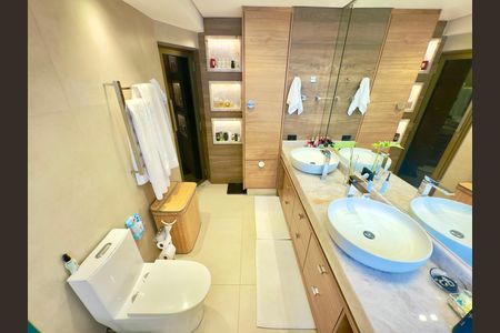 Apartamento à venda com 360m², 5 quartos e 4 vagasBanheiro da Suíte 1