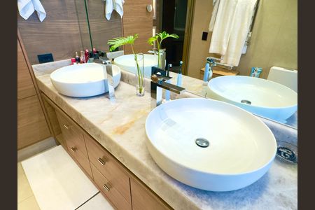 Apartamento à venda com 360m², 5 quartos e 4 vagasBanheiro da Suíte 1