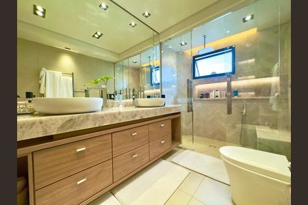 Apartamento à venda com 360m², 5 quartos e 4 vagasBanheiro da Suíte 1