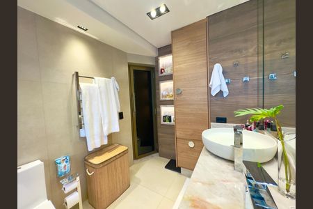 Apartamento à venda com 360m², 5 quartos e 4 vagasBanheiro da Suíte 1