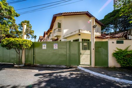 Casa de condomínio à venda com 128m², 2 quartos e 1 vaga Casa de condomínio à venda com 128m², 2 quartos e 1 vagaFachada e portaria