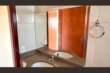 Casa à venda com 174m², 3 quartos e 2 vagasBanheiro 1