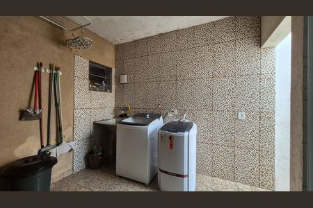 Casa à venda com 196m², 3 quartos e 3 vagas