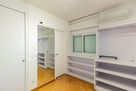 Casa de condomínio à venda com 378m², 6 quartos e 4 vagasCloset da suíte 1