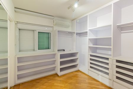 Casa de condomínio à venda com 378m², 6 quartos e 4 vagasCloset da suíte 1