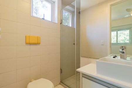 Casa de condomínio à venda com 378m², 6 quartos e 4 vagasBanheiro da Suíte 2