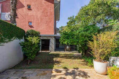 Casa de condomínio à venda com 378m², 6 quartos e 4 vagasQuintal