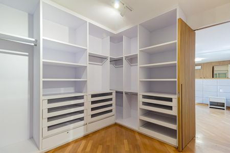 Casa de condomínio à venda com 378m², 6 quartos e 4 vagasCloset da suíte 1