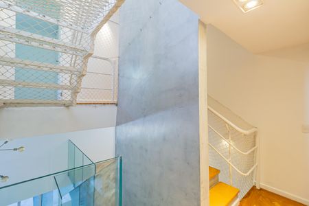 Casa de condomínio à venda com 378m², 6 quartos e 4 vagasEscada