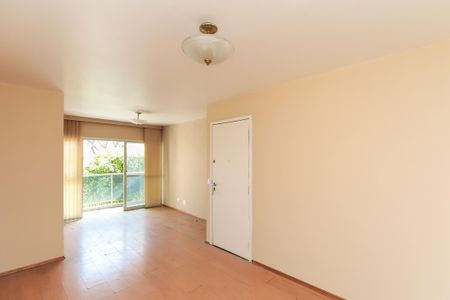 Sala com janelas grandes e iluminação natural, com vista para o jardim. de apartamento à venda com 3 quartos, 93m² em Aclimação, São Paulo