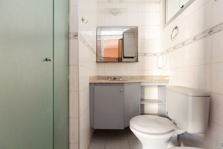 Apartamento à venda com 93m², 3 quartos e 1 vaga Apartamento à venda com 93m², 3 quartos e 1 vagaBanheiro com piso de porcelanato, armário de madeira e espelho emoldurado.