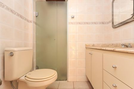 Apartamento à venda com 93m², 3 quartos e 1 vaga Apartamento à venda com 93m², 3 quartos e 1 vagaBanheiro com piso de porcelanato, pia de granito e espelho em moldura de metal.