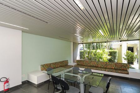Apartamento à venda com 93m², 3 quartos e 1 vaga Apartamento à venda com 93m², 3 quartos e 1 vagaSala de estar com móveis de madeira e janelas grandes, iluminada por luz natural e artificial.