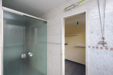 Apartamento à venda com 93m², 3 quartos e 1 vaga Apartamento à venda com 93m², 3 quartos e 1 vagaBanheiro com ducha e pia, com teto branco e paredes de azulejos brancos e azuis.