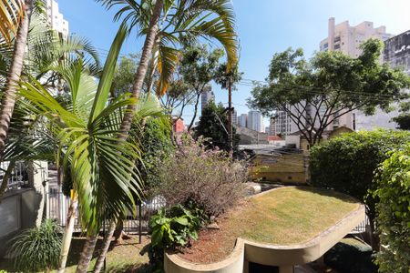Jardim com palmeiras e arbustos, com vista para a cidade, em um dia ensolarado. de apartamento à venda com 3 quartos, 93m² em Aclimação, São Paulo