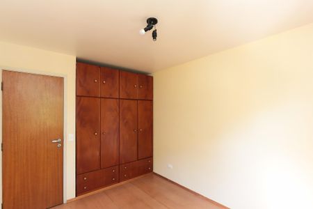 Apartamento à venda com 93m², 3 quartos e 1 vaga Apartamento à venda com 93m², 3 quartos e 1 vagaCuarto com armários de madeira e iluminação adequada.
