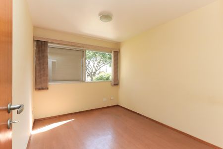 Apartamento à venda com 93m², 3 quartos e 1 vaga Apartamento à venda com 93m², 3 quartos e 1 vagaParede amarela com janela e persianas, iluminada por uma lâmpada de teto.