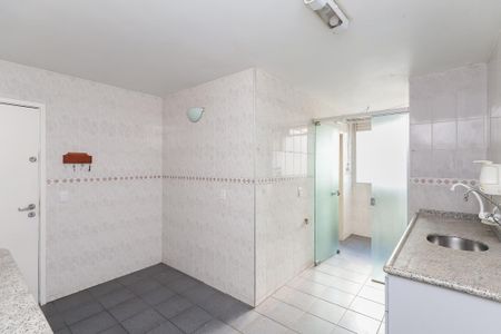Apartamento à venda com 93m², 3 quartos e 1 vaga Apartamento à venda com 93m², 3 quartos e 1 vagaBanheiro com piso de porcelanato e teto branco, com uma porta de vidro e uma pia de granito.