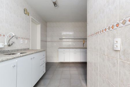 Apartamento à venda com 93m², 3 quartos e 1 vaga Apartamento à venda com 93m², 3 quartos e 1 vagaCozinha com móveis brancos e azulejos brancos e decorativos.
