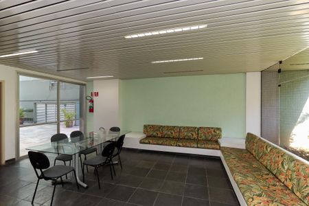 Apartamento à venda com 93m², 3 quartos e 1 vaga Apartamento à venda com 93m², 3 quartos e 1 vagaSala de espera com sofás e mesa de vidro, iluminada por luz natural e artificial.