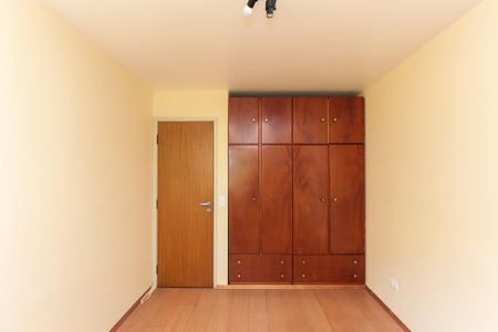 Apartamento à venda com 93m², 3 quartos e 1 vaga Apartamento à venda com 93m², 3 quartos e 1 vagaCuarto com armário de madeira e piso de madeira, iluminado por uma lâmpada.