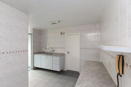 Apartamento à venda com 93m², 3 quartos e 1 vaga Apartamento à venda com 93m², 3 quartos e 1 vagaCozinha com móveis brancos e azulejos brancos e coloridos, com uma janela e uma porta branca.
