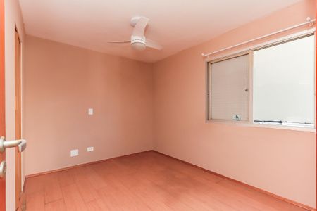 Apartamento à venda com 93m², 3 quartos e 1 vaga Apartamento à venda com 93m², 3 quartos e 1 vagaQuarto com piso de madeira e teto com ventilador.