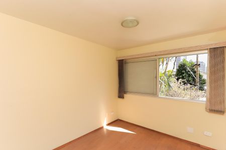 Apartamento à venda com 93m², 3 quartos e 1 vaga Apartamento à venda com 93m², 3 quartos e 1 vagaParede amarela com janela e vista para a cidade.
